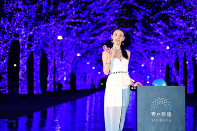 女優の栗山千明が点灯、渋谷にイルミネーション「青の洞窟」