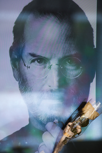 どうなる「ジョブズ後」、アップルの未来はクック新CEOの双肩に