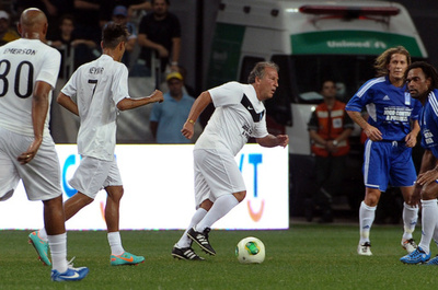 UNDPの慈善試合でジダン、ロナウドチームが対戦 中田英氏も