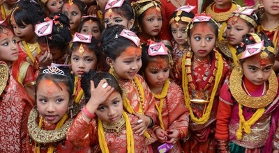 幼い少女たちが神様と「結婚」する伝統行事、ネパール
