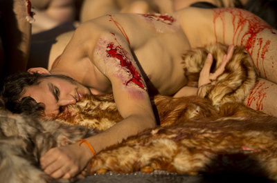 今年の冬も裸で「毛皮にノー」、動物保護団体が抗議