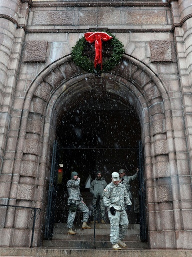 警官不起訴に抗議のデモ隊、市庁舎突入試みる 米ミズーリ州