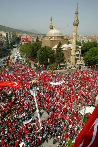 再選挙控え、世俗派が大規模デモ - トルコ