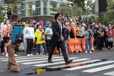 ジャカルタの歩道でファッションショー 若者の自己表現の場に