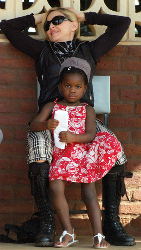 マドンナ、マラウイの貧困は「母親としてつらい」