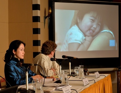 親元離れた子ども、日本は9割が施設へ 里親率は先進国最低