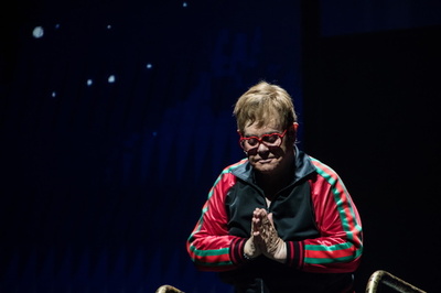 「グッチ」エルトン・ジョン生涯最後となるツアー衣装をデザイン