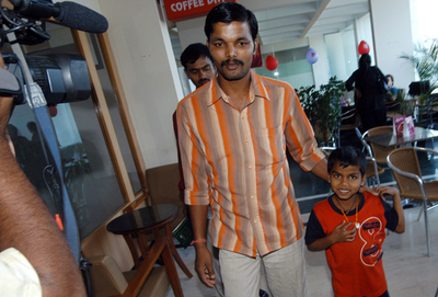 8本の手足を持つ少女、手術後ようやく意識回復