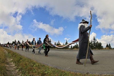 全長約9キロのマフラーで山もおしゃれに、チェコ