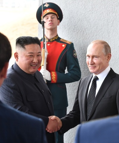 プーチン氏と正恩氏が初顔合わせ、ロ朝首脳会談始まる