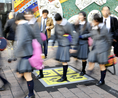 歩行者の振動で発電、都内で実験