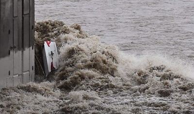 車が流され橋脚に…米カリフォルニア州で嵐