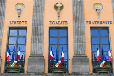 仏女性、トップレスで歩き訴追 抗議デモに発展