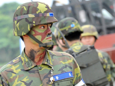 空軍基地で防衛訓練、台湾