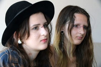 ウクライナで戦った父は「壊れた」 ロシア双子姉妹の思い