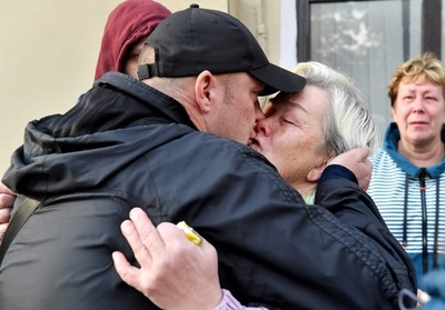 「ただの軍事演習よね？」 ロシア予備兵、無事願い見送った女性たち