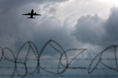 恋人がわたしのかばんに爆弾を！？女性の思い込みで旅客機引き返す