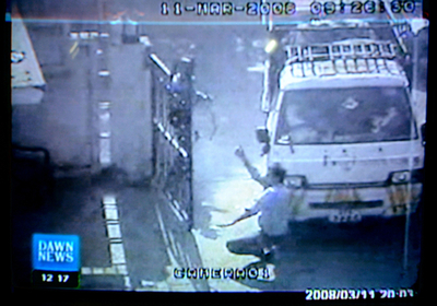パキスタン連続爆発、突入映像公開