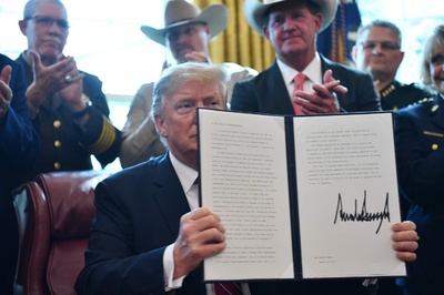 トランプ氏が初の拒否権 国境の壁建設費を確保