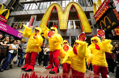 「チキンマックナゲットの残虐性」に抗議、PETAの着ぐるみメンバーら