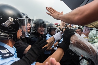 香港、デモ隊と警官隊が小競り合い