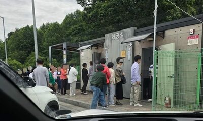 「もし男が同じことをしたら…」女性トイレの長蛇の列に痺れを切らした中年女性らが男性トイレに殺到、韓国ネットで大論争