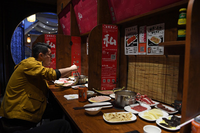 中国で広がる「独身経済」 1人用カラオケや火鍋 日本料理