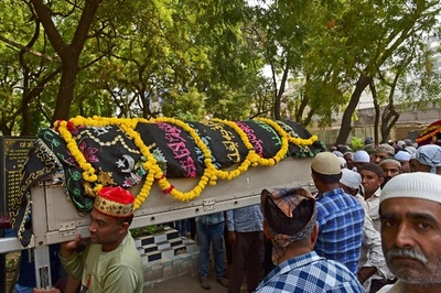 あまりに死者が多く埋葬に列 インド橋崩落事故