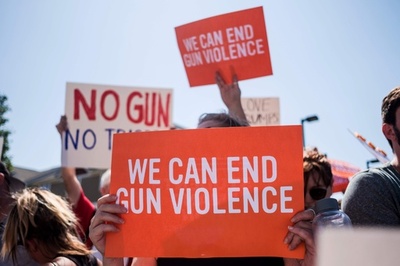 夏休み切り上げて銃規制法案可決を、全米214都市の市長が上院議員に要請