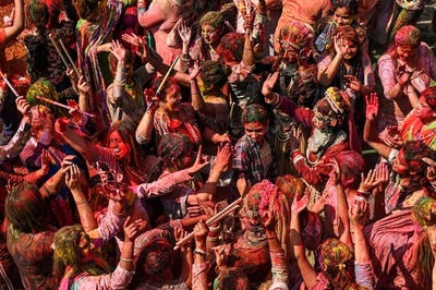 カラフルに祝う春、ヒンズー教の祭り「ホーリー」開催 インド