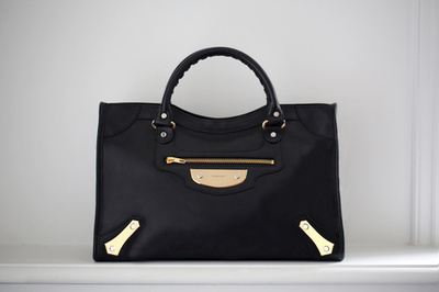 「バレンシアガ」、名作バッグをメタルが飾る新ライン登場