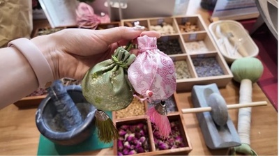 香りをまとう「自然療法」 中国で薬草香囊づくりが人気に