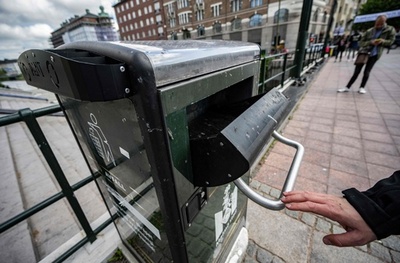 セクシーボイスの主はごみ箱… スウェーデンの奇抜なポイ捨て対策