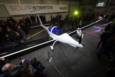 ソーラー飛行機で成層圏へ、世界初に挑む機体公開 スイス
