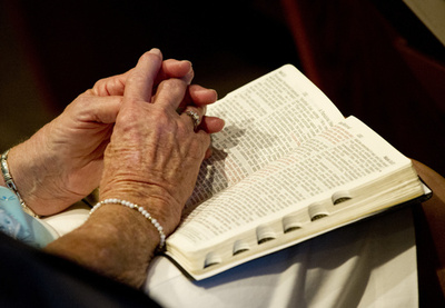 聖書を「フィクション」に分類、米コストコが謝罪