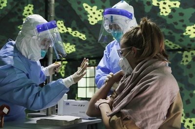 授業再開に向け、外国人教師に核酸検査 中国・上海