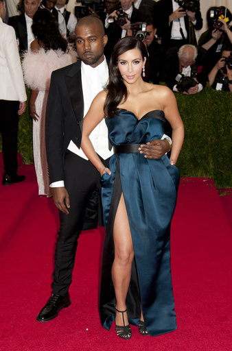 キム＆カニエ夫妻は現代のファミリーの象徴？バルマンのデザイナーが絶賛