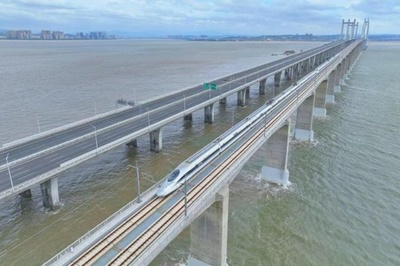 中国初の時速350キロの海をまたぐ高速鉄道が試運転を開始