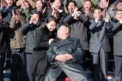 北朝鮮、目標は「世界最強」の核戦力 正恩氏と娘が科学者と記念撮影
