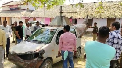 動画:ヘリ模した改造車、道交法違反で押収 インド警察