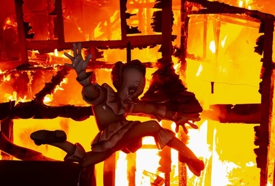 巨大な張り子を燃やす火祭り「ファリャス」、トランプ氏モチーフも スペイン