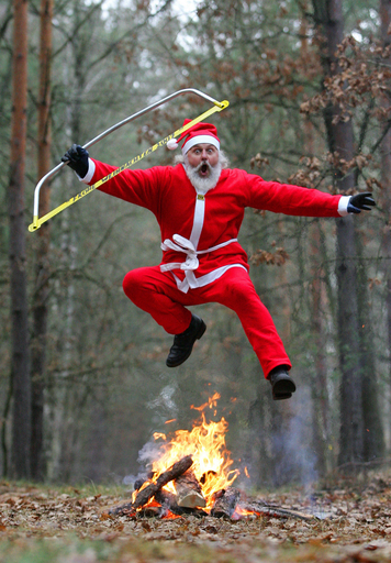 クリスマスシーズンを迎え、サンタがジャンプ