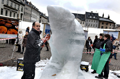 溶ける氷のホッキョクグマ像、温暖化問題をアピール COP15