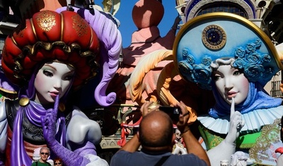 スペインの火祭り「ファリャス」開催 コロナの影響で半年遅れ