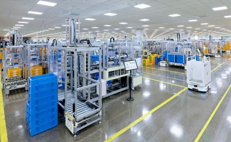 生産ラインの間で資材を運搬中の自律走行物流ロボット＝HD現代エレクトリック(c)KOREA WAVE