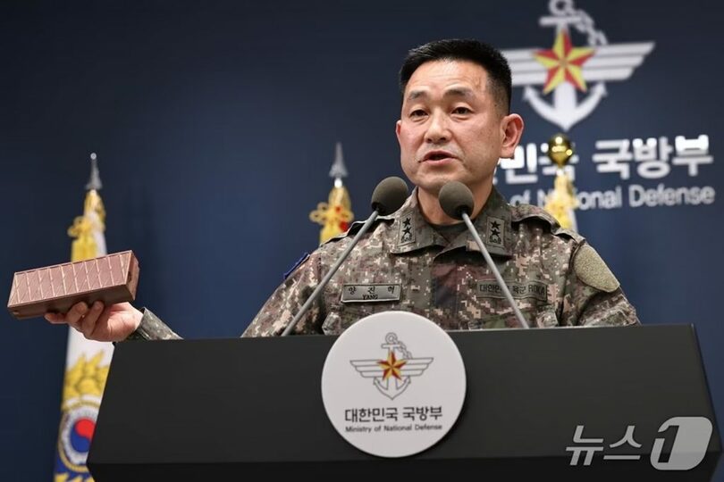 地雷爆発の最終調査結果を発表するヤン・ジンヒョク合同参謀本部作戦部長＝2026年10月5日、ソウルの国防省(c)news1