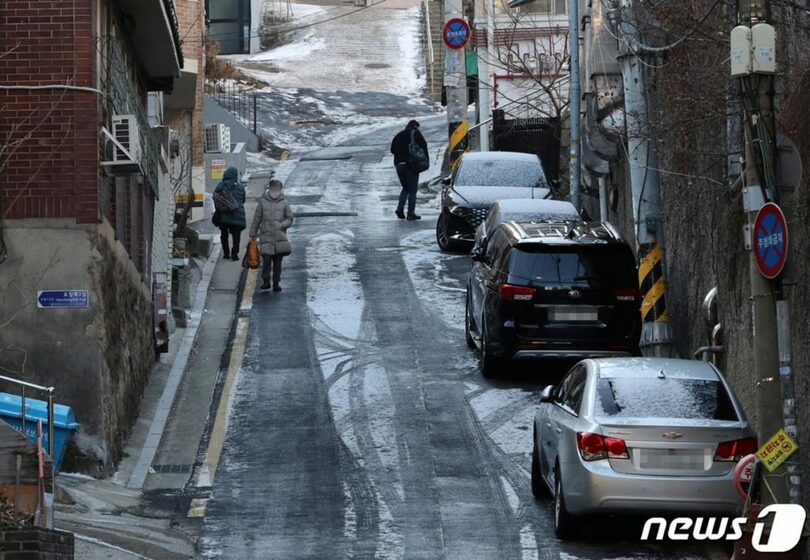 道が凍ったソウル市麻浦区（マポグ）のある路地(c)news1