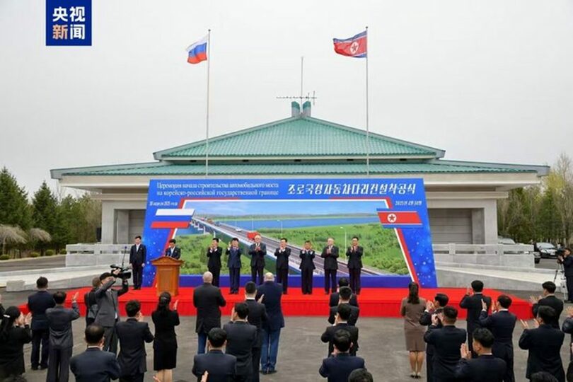 2025年4月30日、北朝鮮・羅先で開かれた豆満江大橋（道路橋）の着工式＝中国中央テレビ(c)NEWSIS