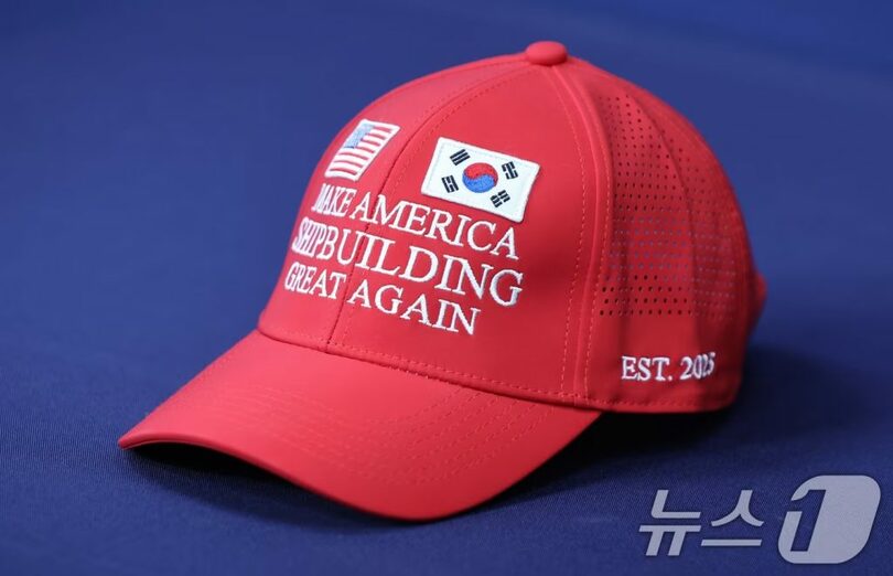 韓国政府が米韓関税交渉妥結を記念して製作した「MASGA」ロゴ入りの赤い帽子＝2025年8月3日、ソウル龍山区大統領室庁舎(c)news1