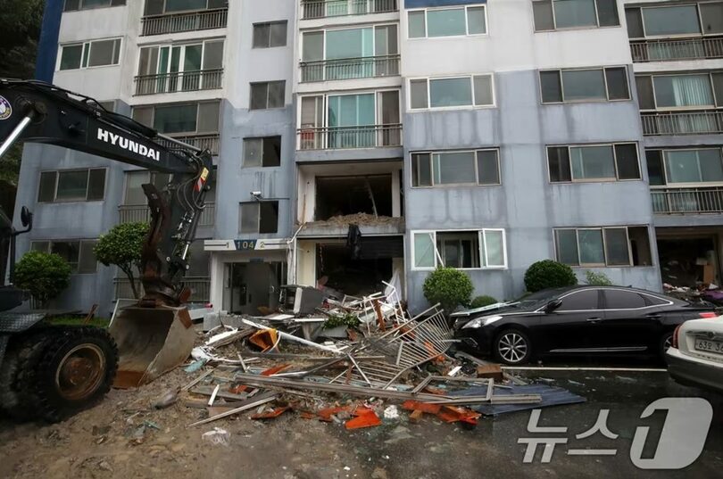 17日、韓国南部・慶尚南道巨済市玉浦洞のマンション近くで土砂崩れが発生し、1、2階を土砂が襲った＝2026年8月17日(c)news1